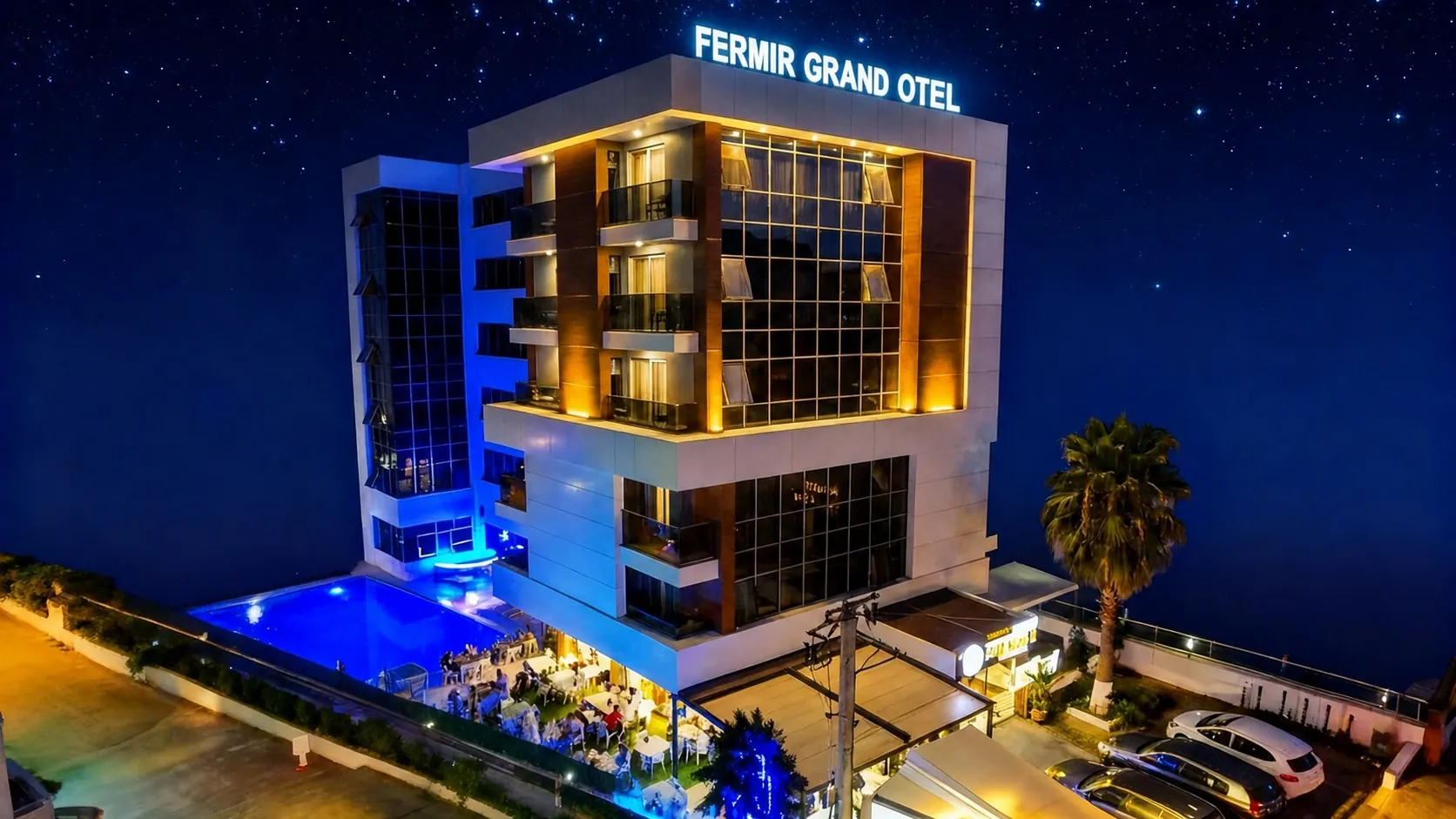 Mersin Erdemli — Fermir Grand Otel Kızkalesi sahilinde gece dış görünüm